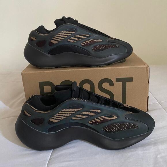 Yeezy Adidas 700 V3 clay brown - size 10.5 M / 12 W US / 43.5 EU - Picture 3 of 8